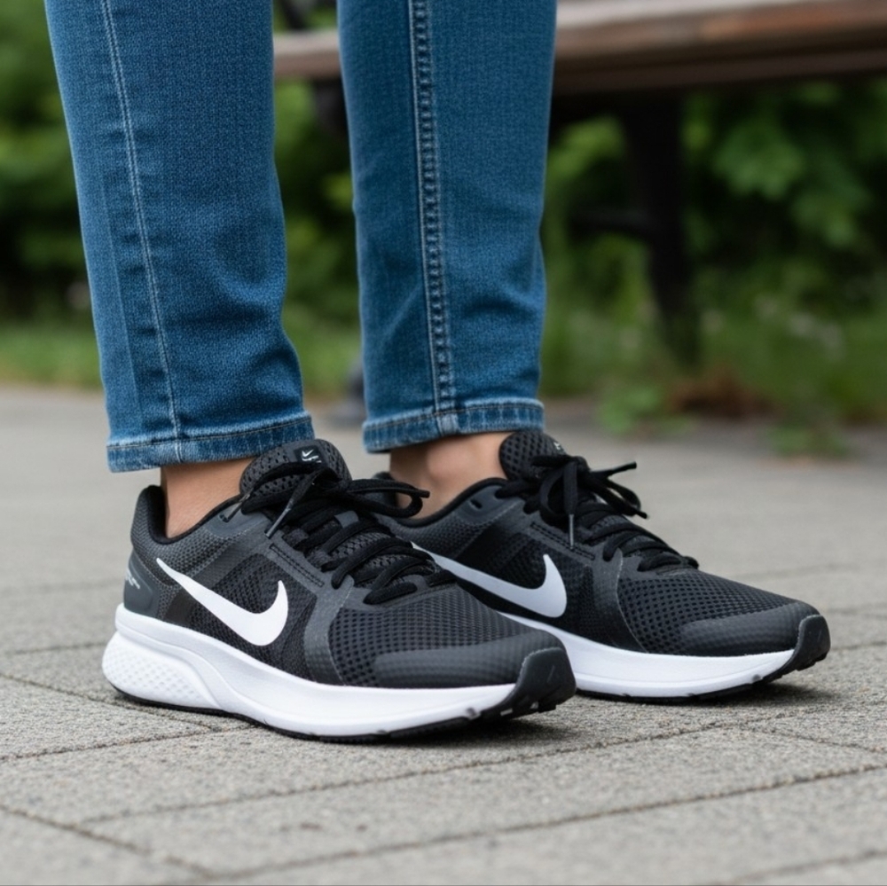 Nike Run Swift Black / White Running Shoes